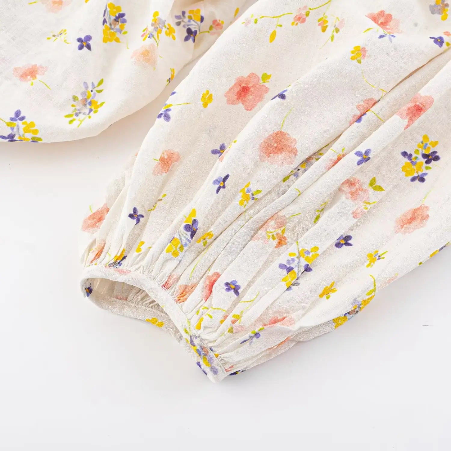  Long bubble sleeve cuff close-up, elastic ruched hem, matching floral woven fabric uniform stitching