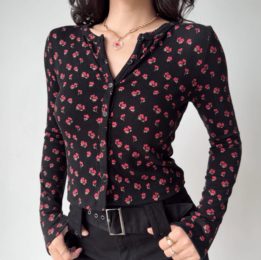 Women black red floral print V neck button front long sleeve cardigan top, slim fit ribbed knit vintage casual cropped blouse