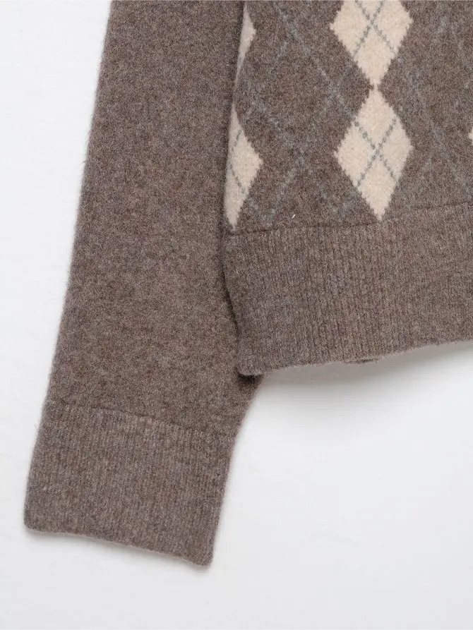 Close-up of ribbed cuff and hem