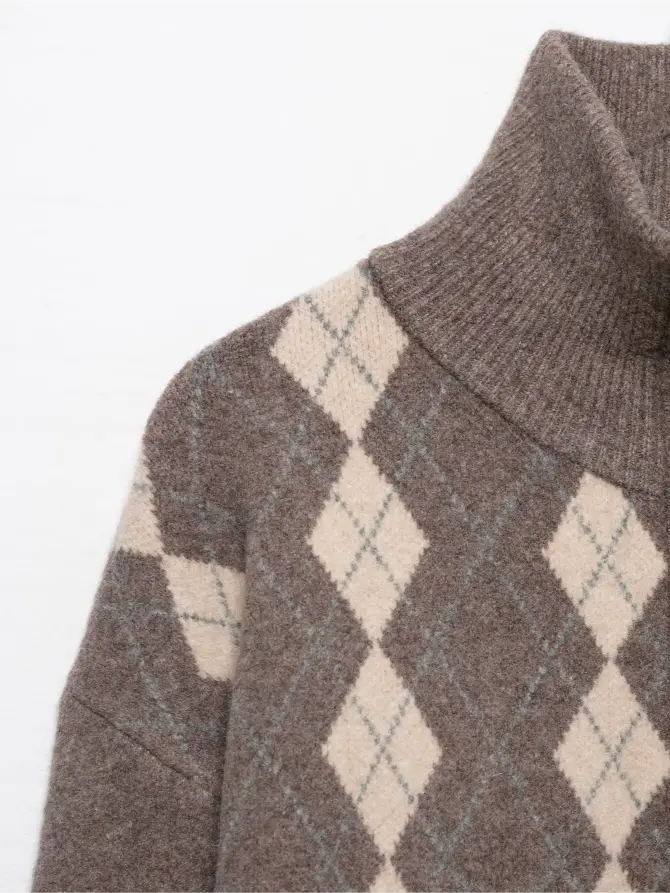 Close-up of shoulder argyle diamond knit