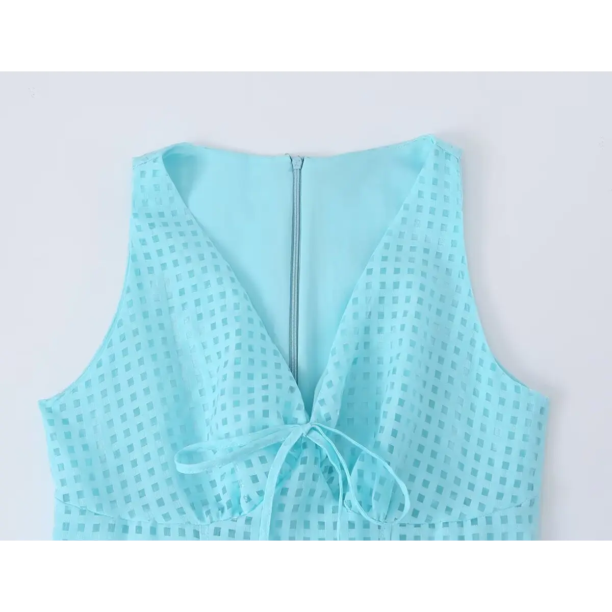 Back neck central invisible zipper close on blue jacquard dress