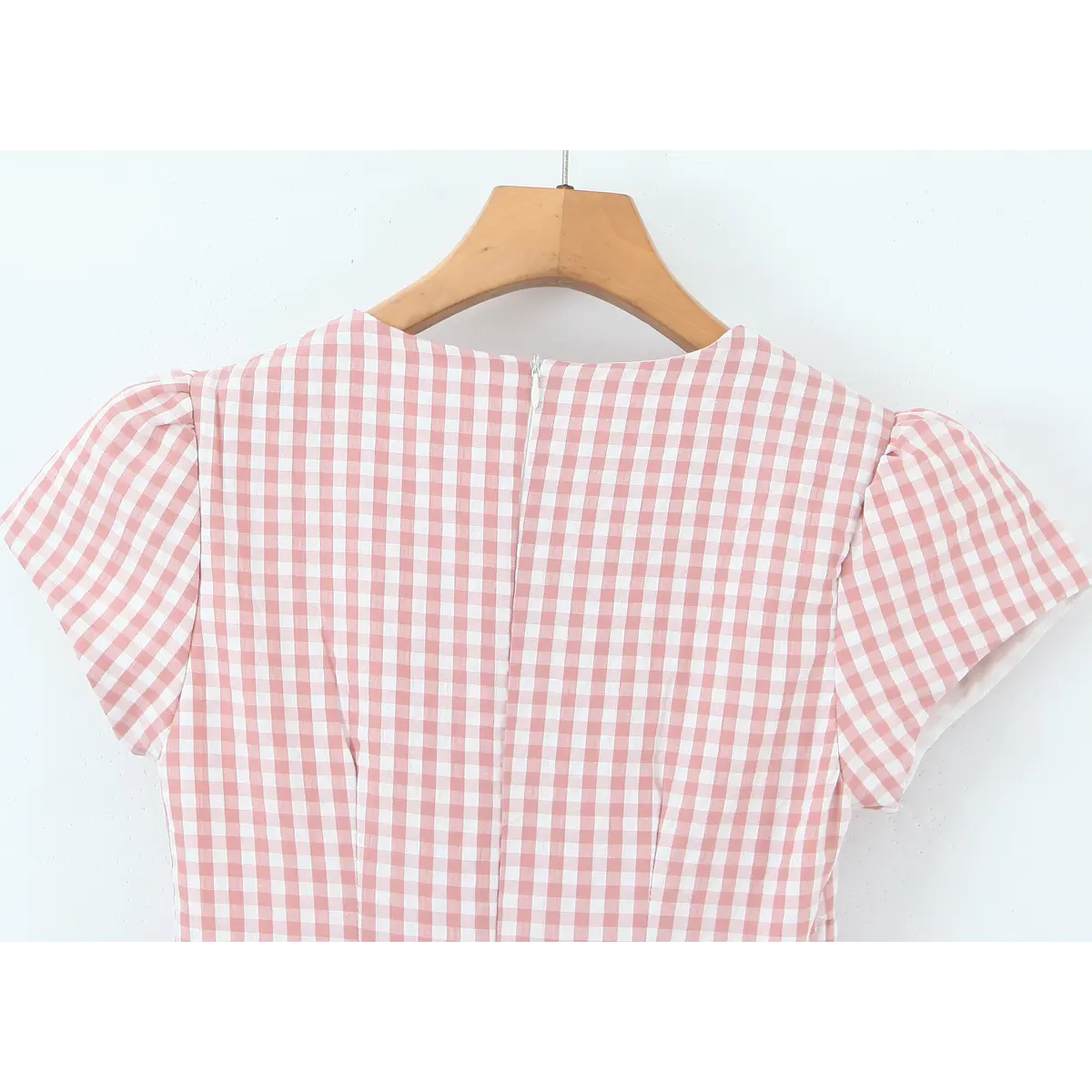 Back neck invisible zipper & puff sleeve stitching closeup