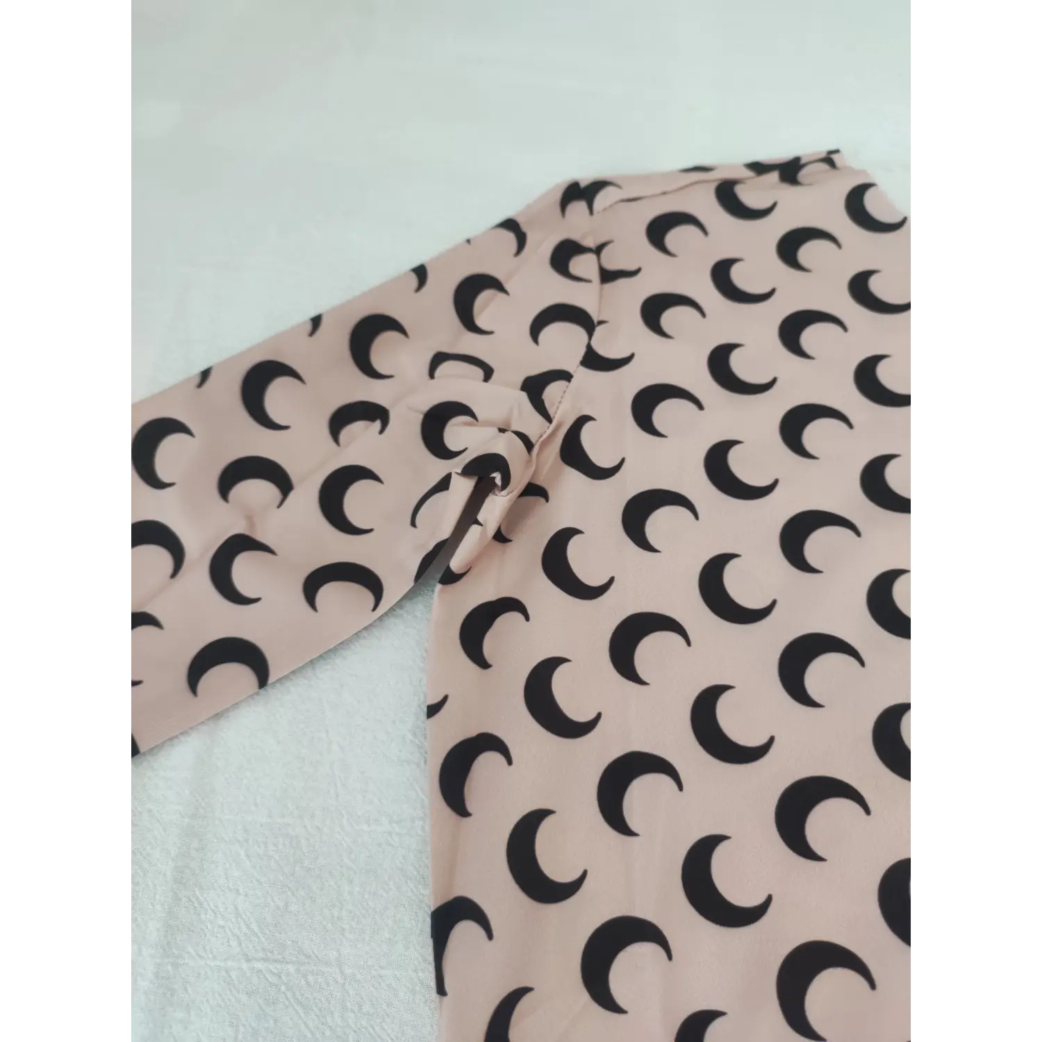 beige crescent moon print long sleeve cuff seam close-up | Detail