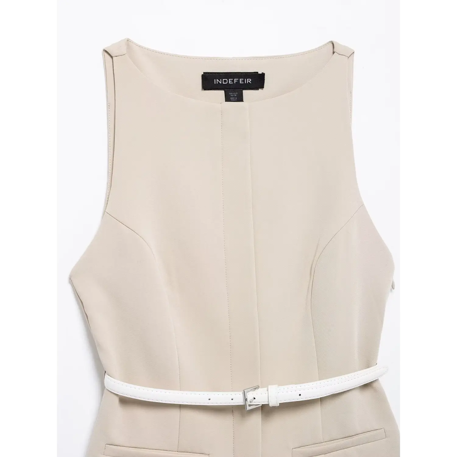 Upper torso close-up, round crew neck, central vertical placket stitch, twin fake flap pockets, adjustable white crocodile grain leather belt with square silver buckle, inner brand woven label "INDEFEIR"
