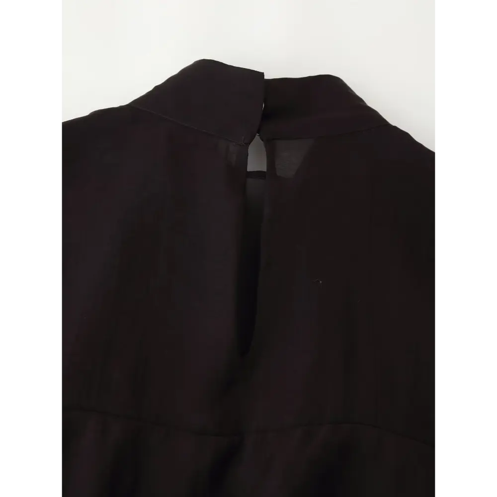Close-up of back neck keyhole opening and stitching