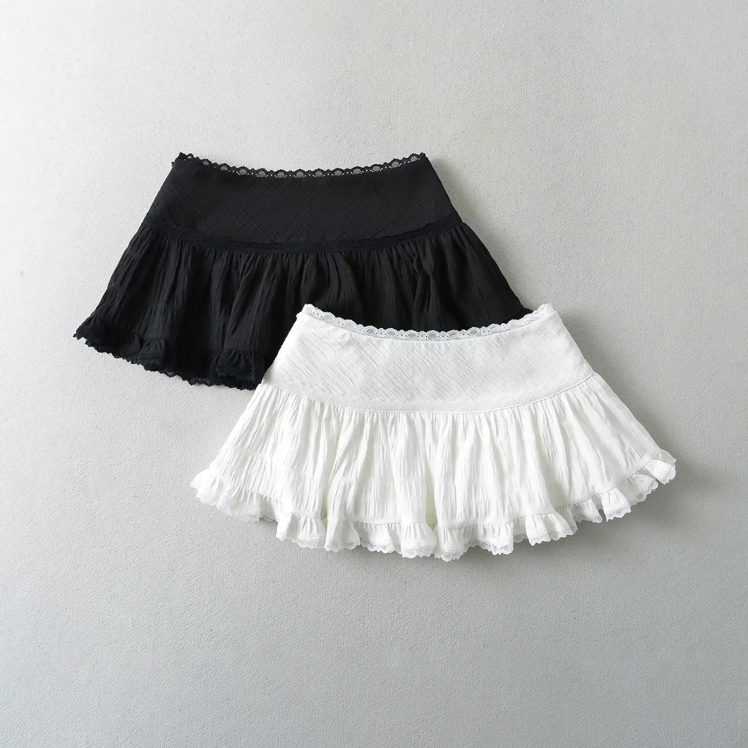 Black & white mini skirt flat comparison shot, diamond textured fabric waist lace splicing full gathered cake skirt wavy lace hem complete two-color silhouette display