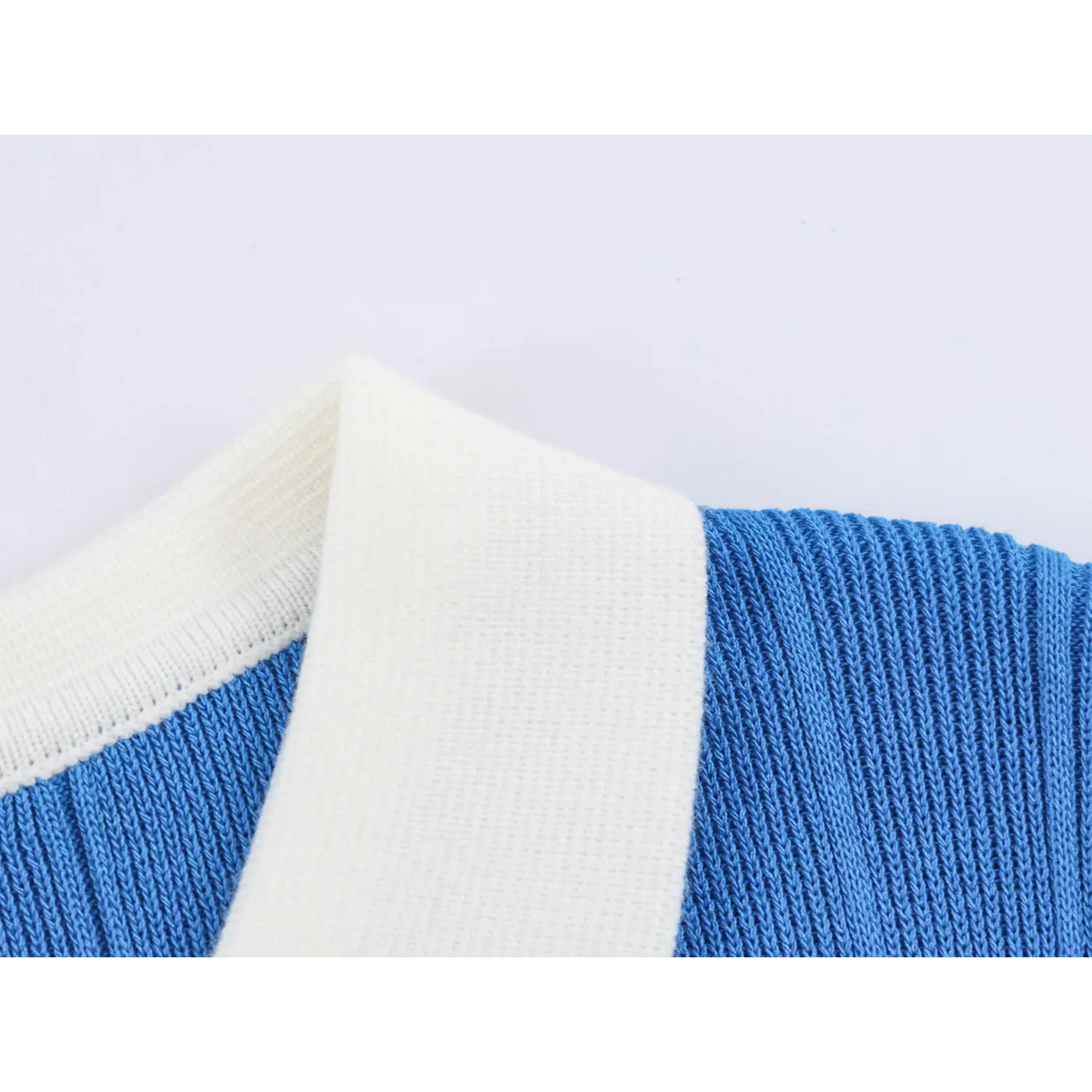 Close-up of white contrast collar ribbing