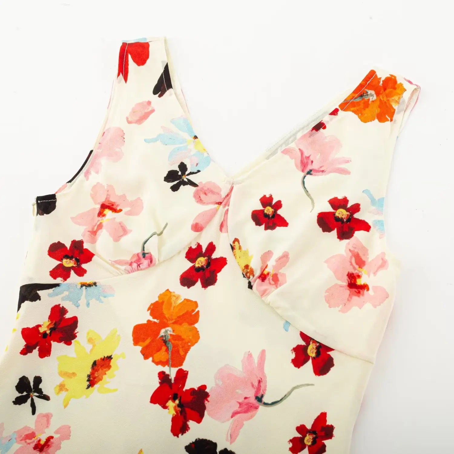 Dress V-neck bust gather macro close-up, cross wrap bust craft full oil painting chiffon print neat neck binding bust shaping detail shot