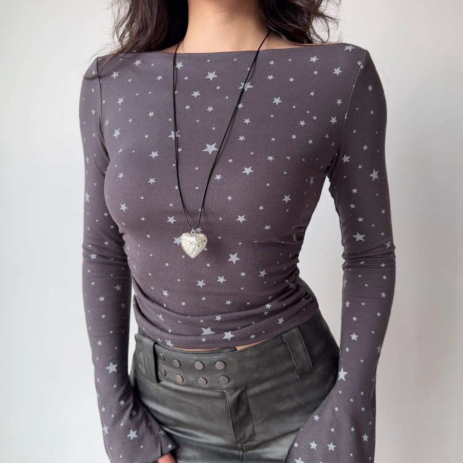 Full front charcoal star print slim boat neck long sleeve cropped t shirt, side gathered fitted waist casual streetwear cami top
