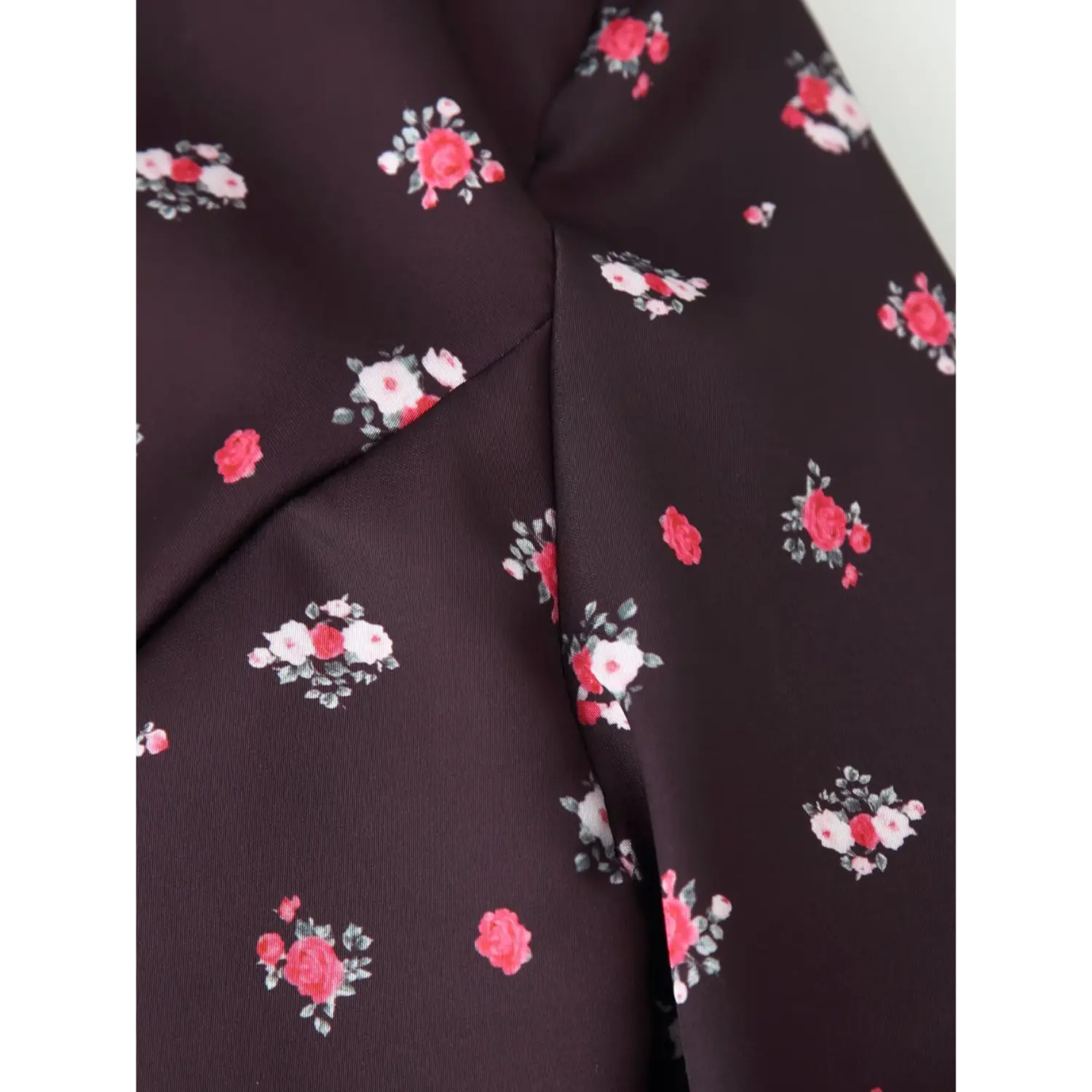 Close‑up sleeve seam and ditsy rose print for coffee floral maxi dress