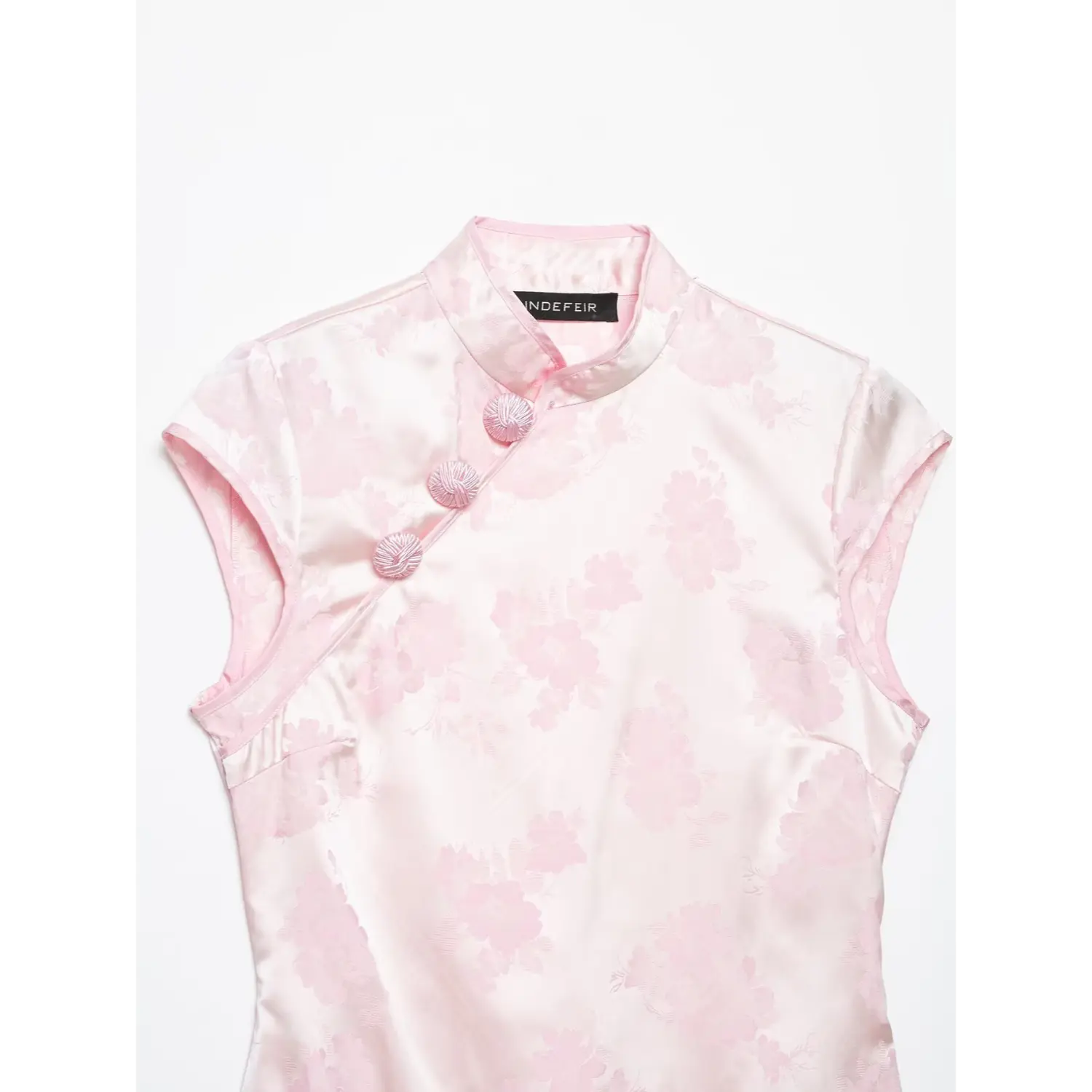 Front neck partial shot, diagonal placket layout, cheongsam stand collar, scattered floral jacquard pattern