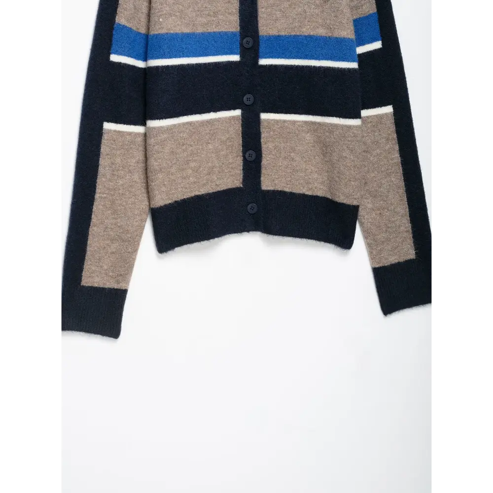 Close-up of color blocked body and ribbed hem