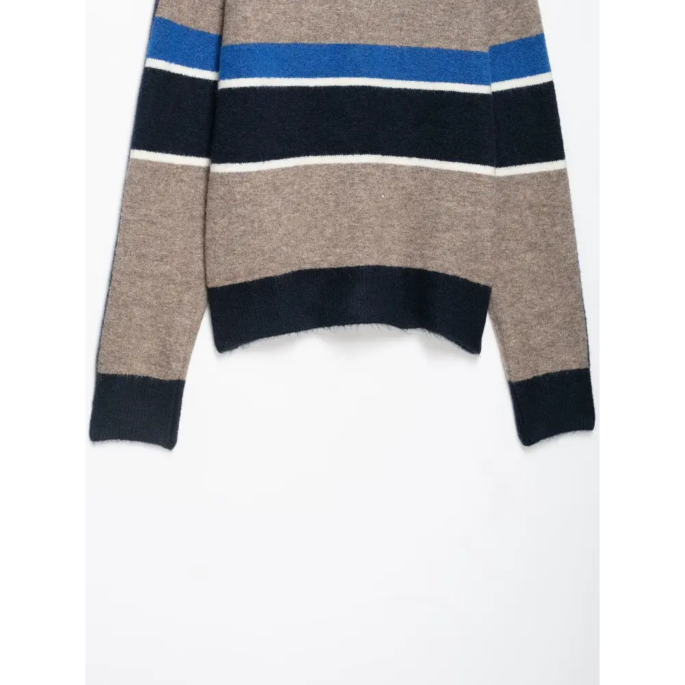 Close-up of ribbed hem and color blocked body