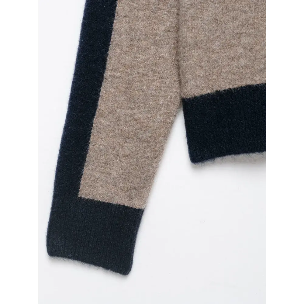 Close-up of color blocked sleeve and ribbed cuff