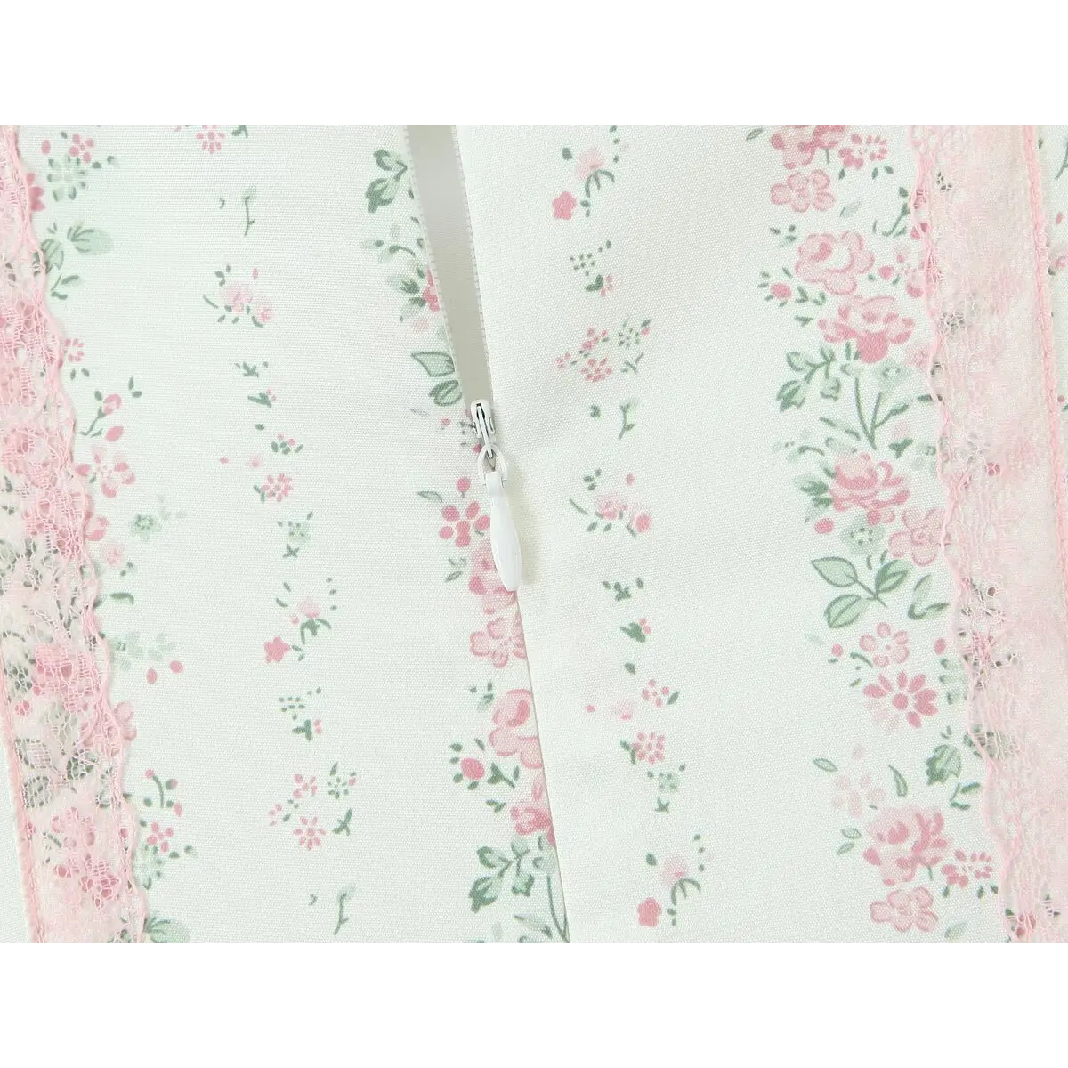  Close-up of the invisible side zipper, integrated into the floral print fabric.