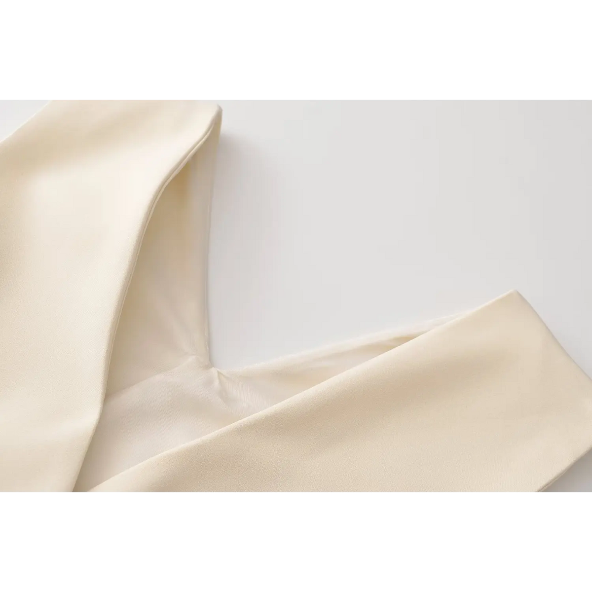 Close-up of v neck lining detail