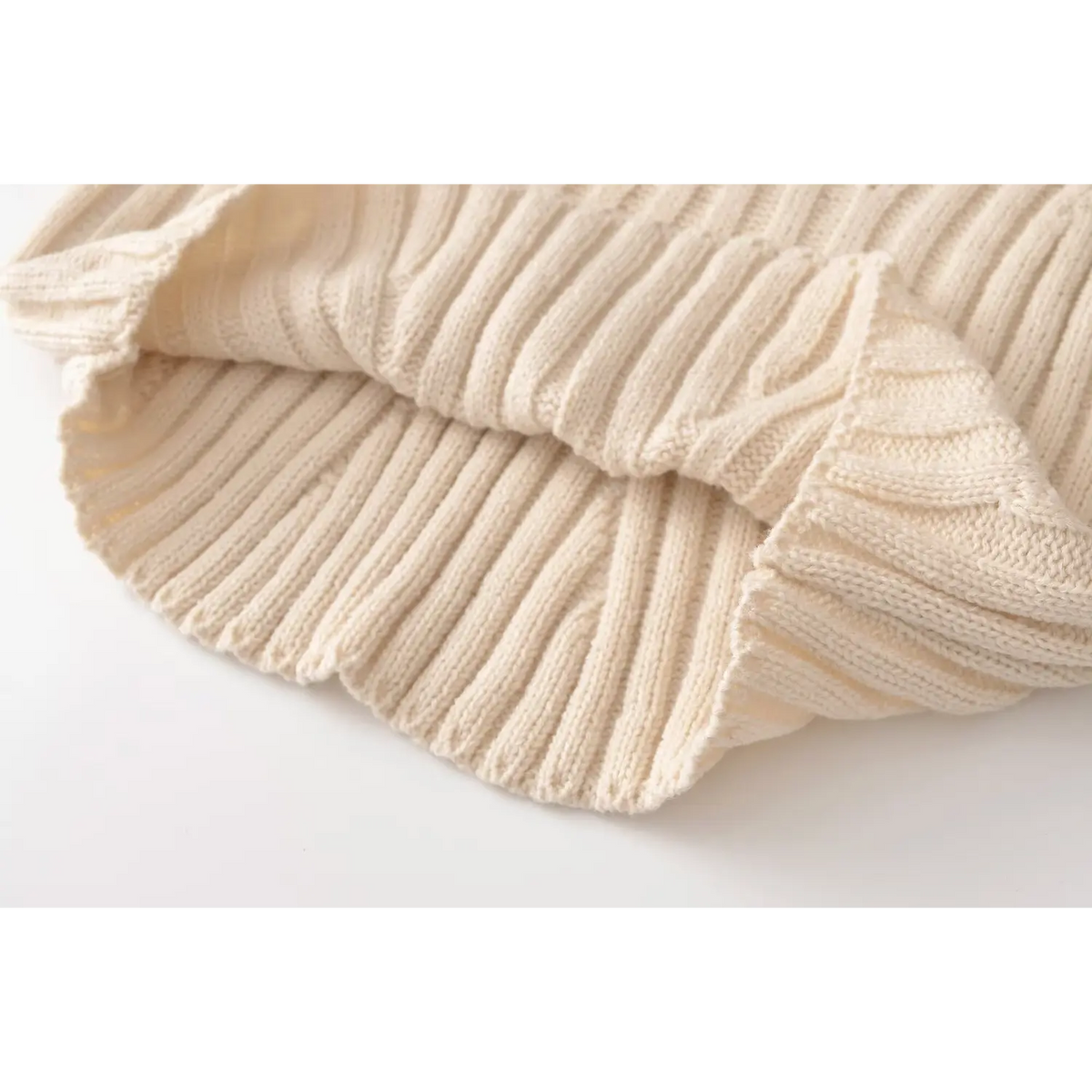 Close-up of ribbed hem fold detail