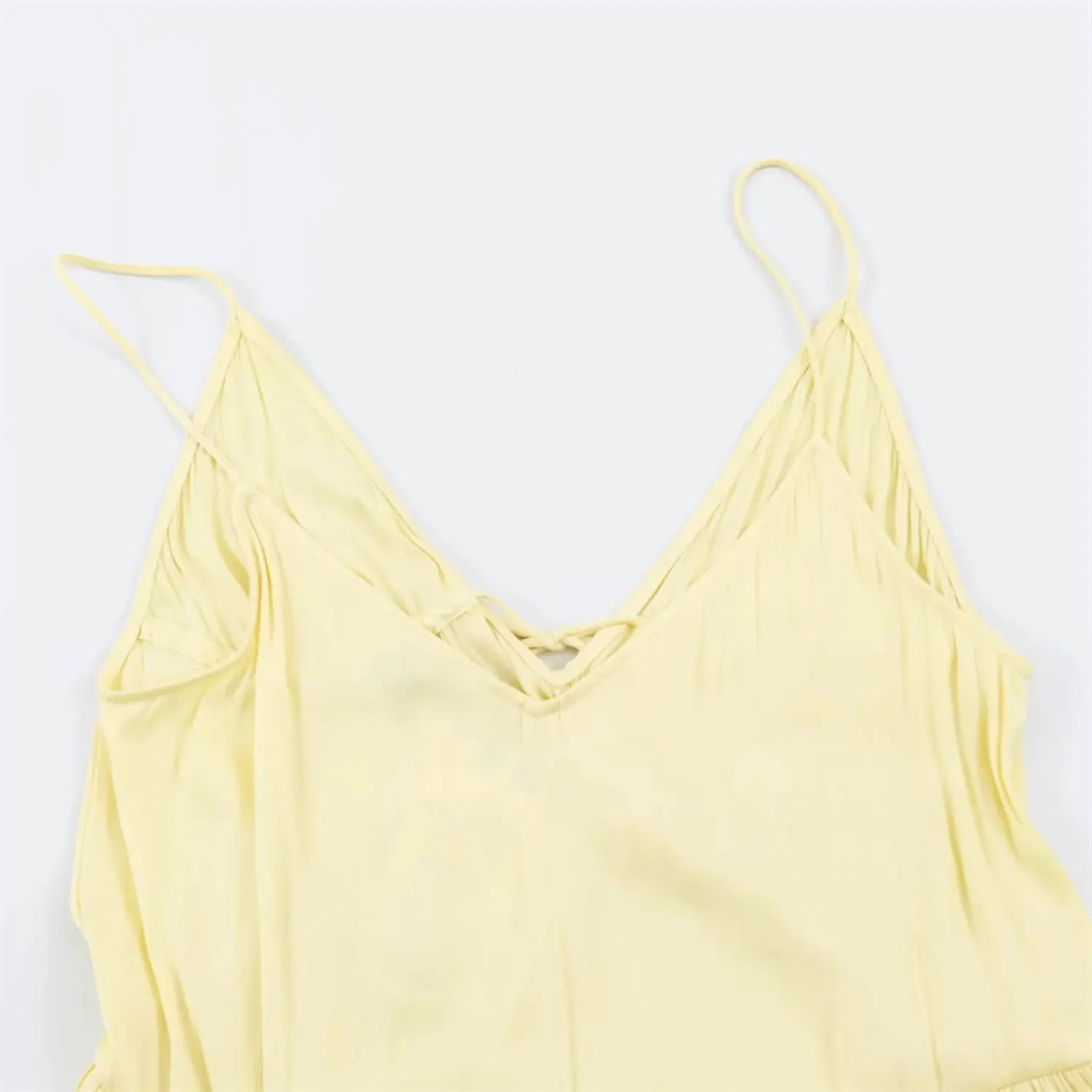 Back hollow partial shot, inner smooth solid lining, crossed strap stitching, rear V cutout structure