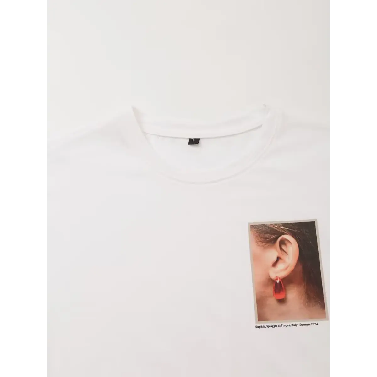 Inner back neck tag detail solid white crew neck casual cotton t-shirt