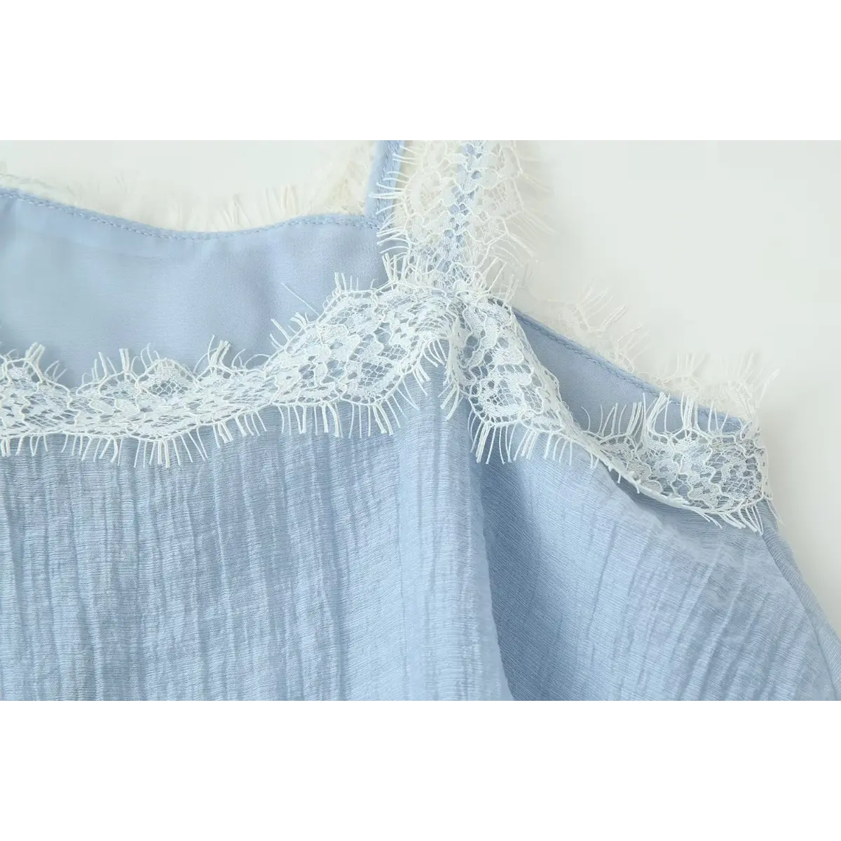 Fine eyelash lace shoulder strap design, soft and stylish with unique sense.