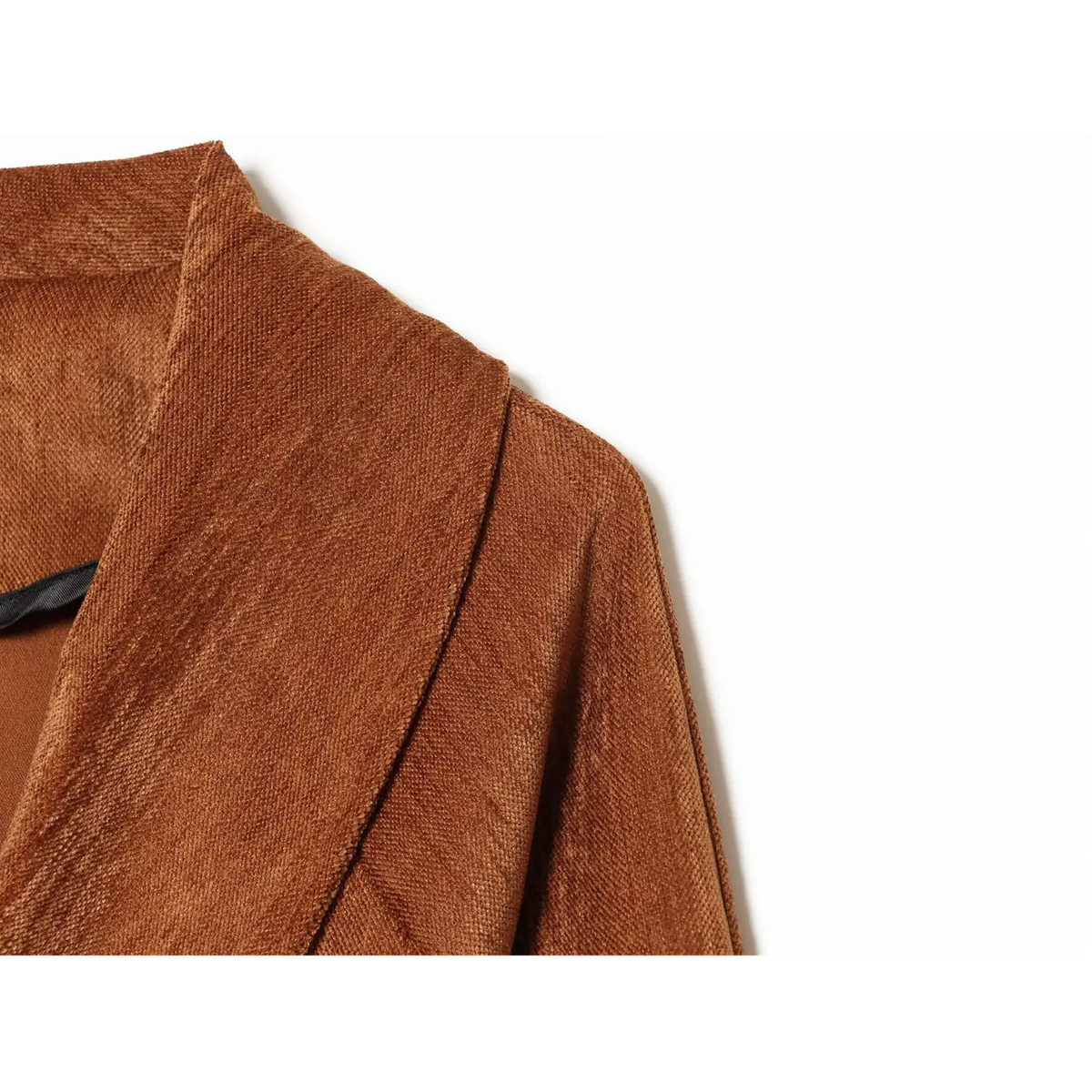 Close-up of caramel collar and shoulder