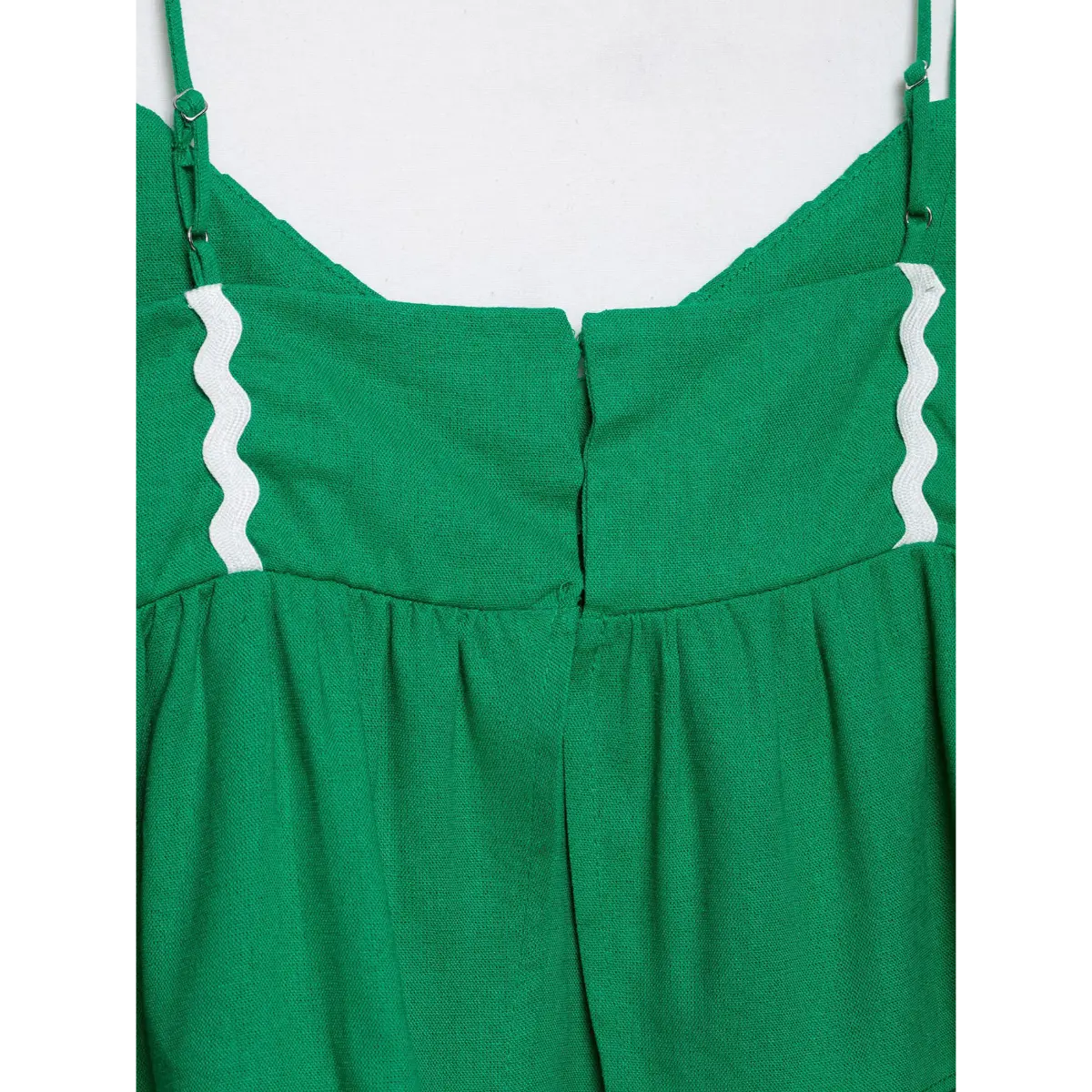 Dual side white wavy trim along v neckline textured cami garment