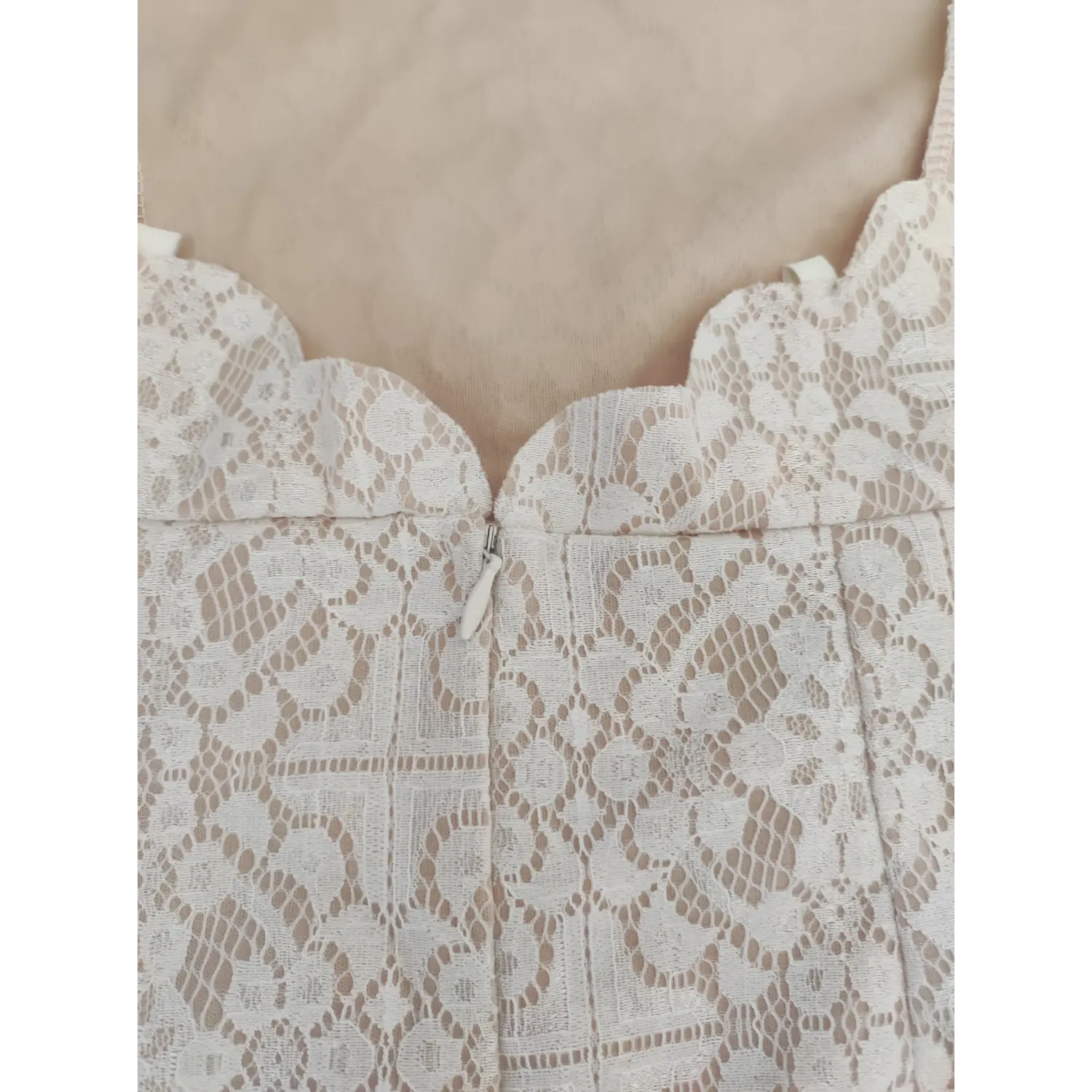 Close-up back waist, scalloped lace trim and white invisible zipper