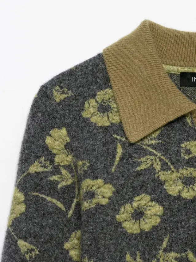 Close-up of shoulder and contrast collar