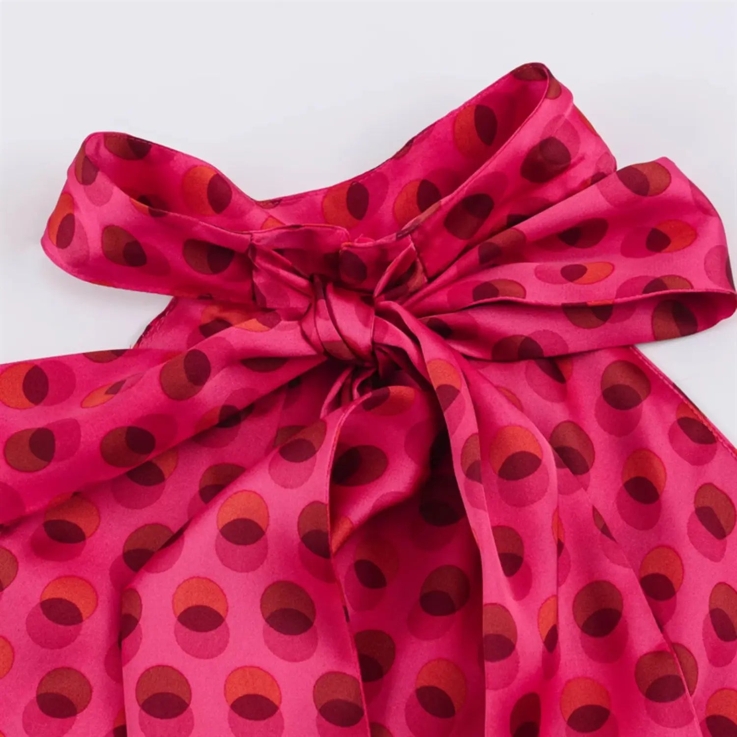 Nape back bow knot extreme close-up, long self-fabric streamers, layered satin fabric tie structure