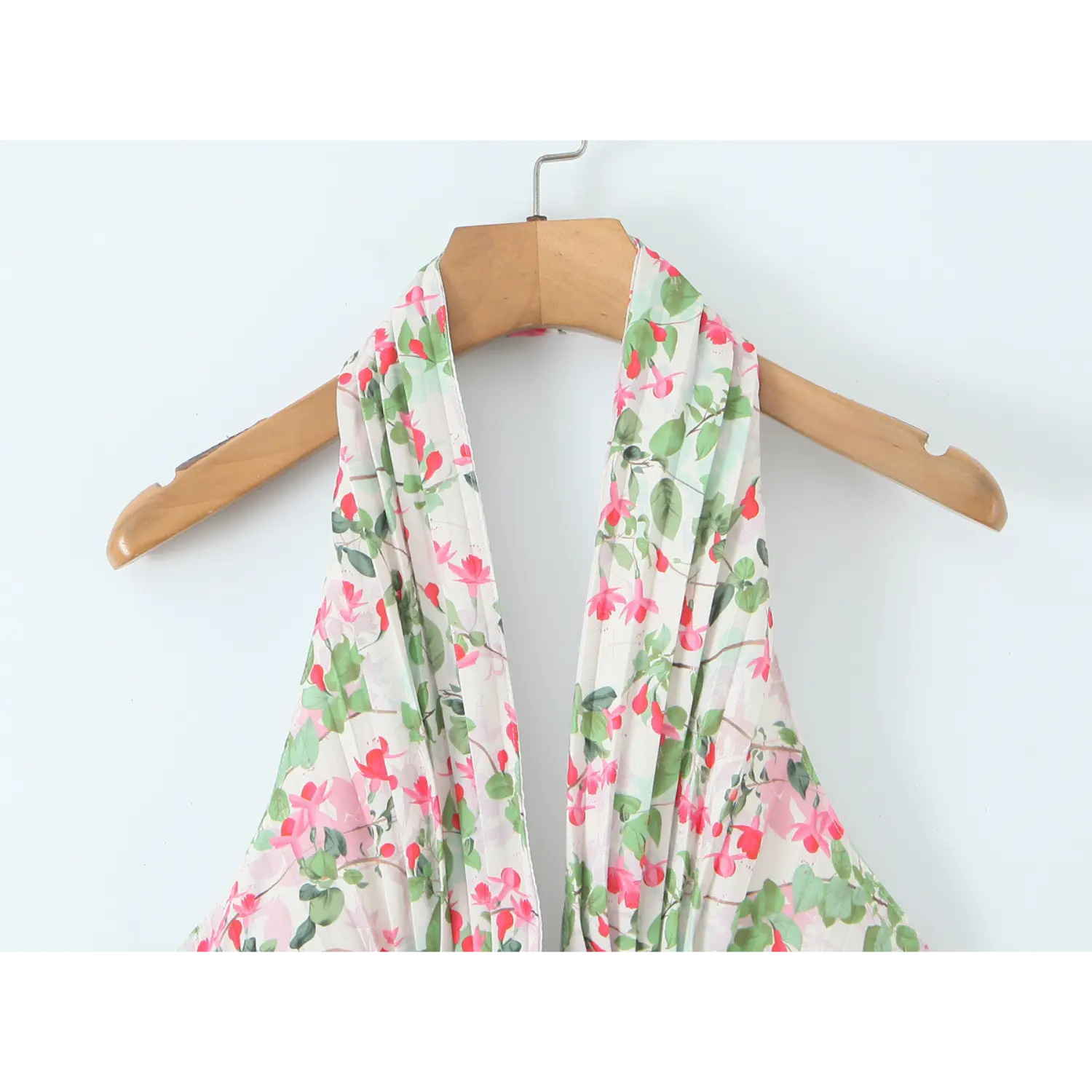Close-up halter neckband with horizontal gathers, self-fabric floral print (fuchsia flowers & green leaves), open back hollow design, lightweight woven fabric