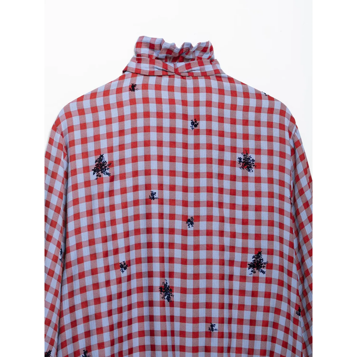 Close-up of back ruffle collar
