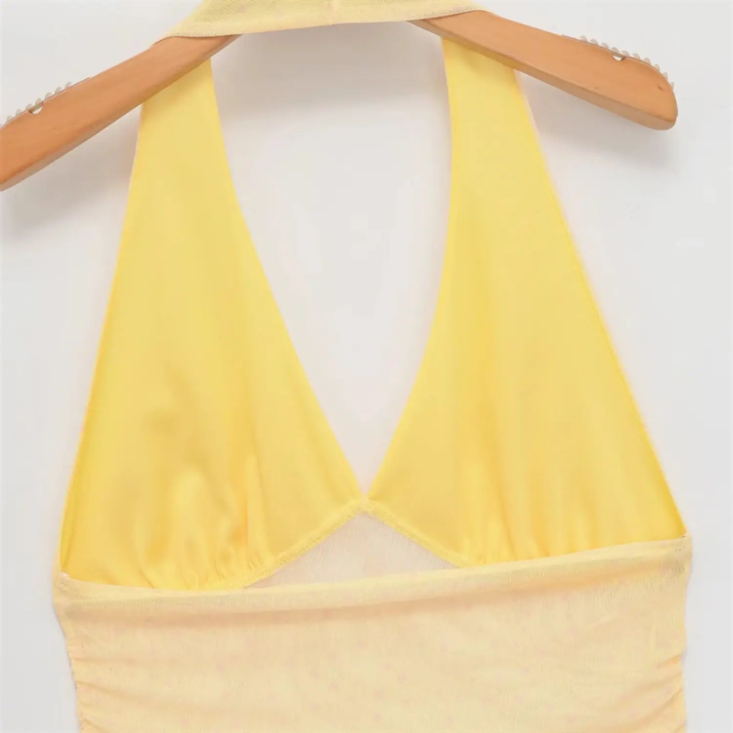 Halter strap and V neckline partial shot, narrow neck binding, front V stitching, mesh overlay edge finishing