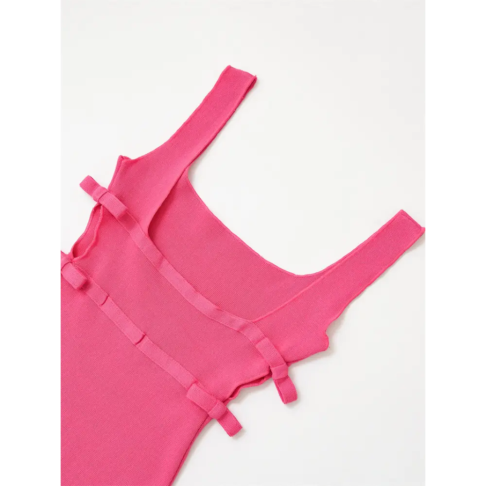 Close-up of back square neck and side bow straps