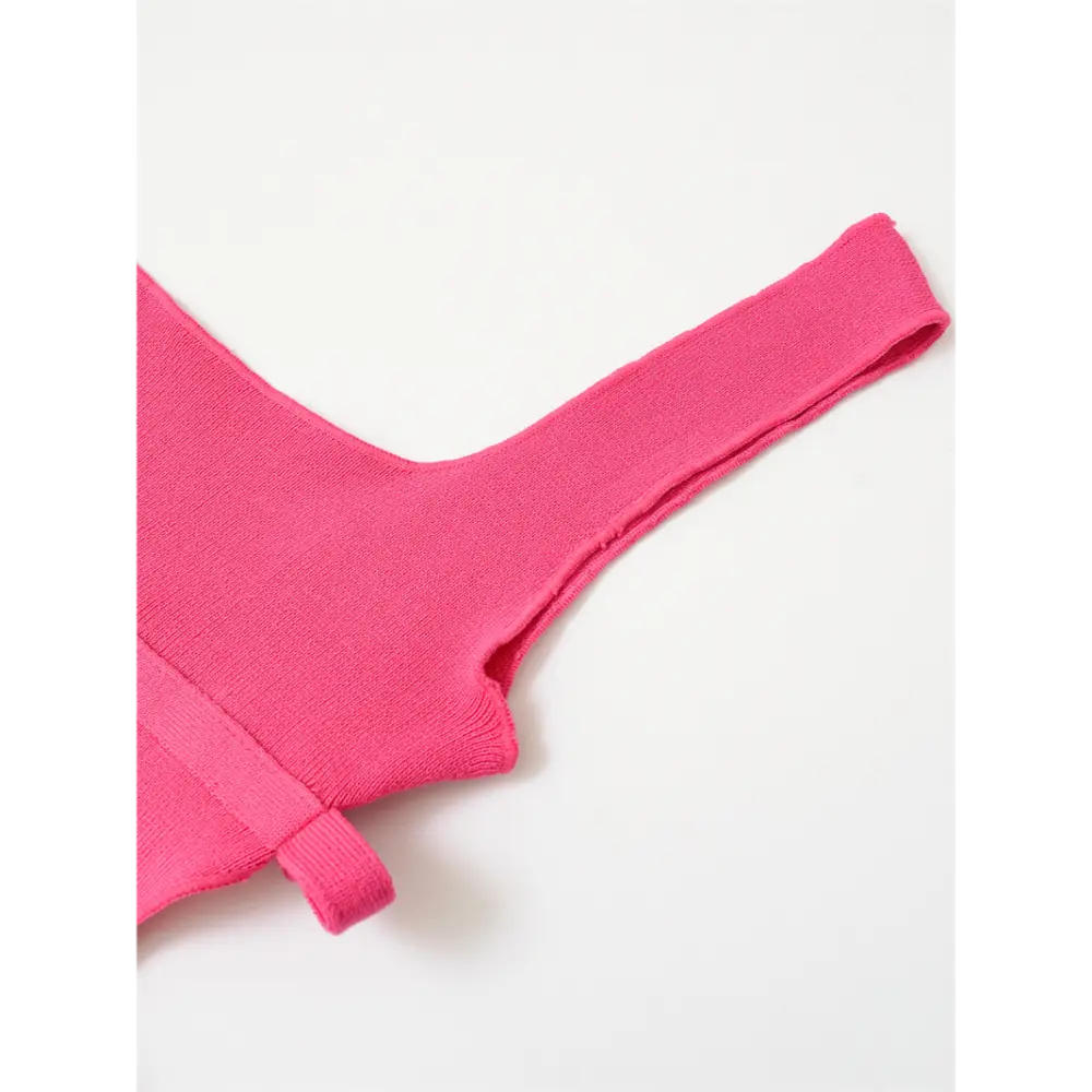 Close-up of wide shoulder strap and armhole