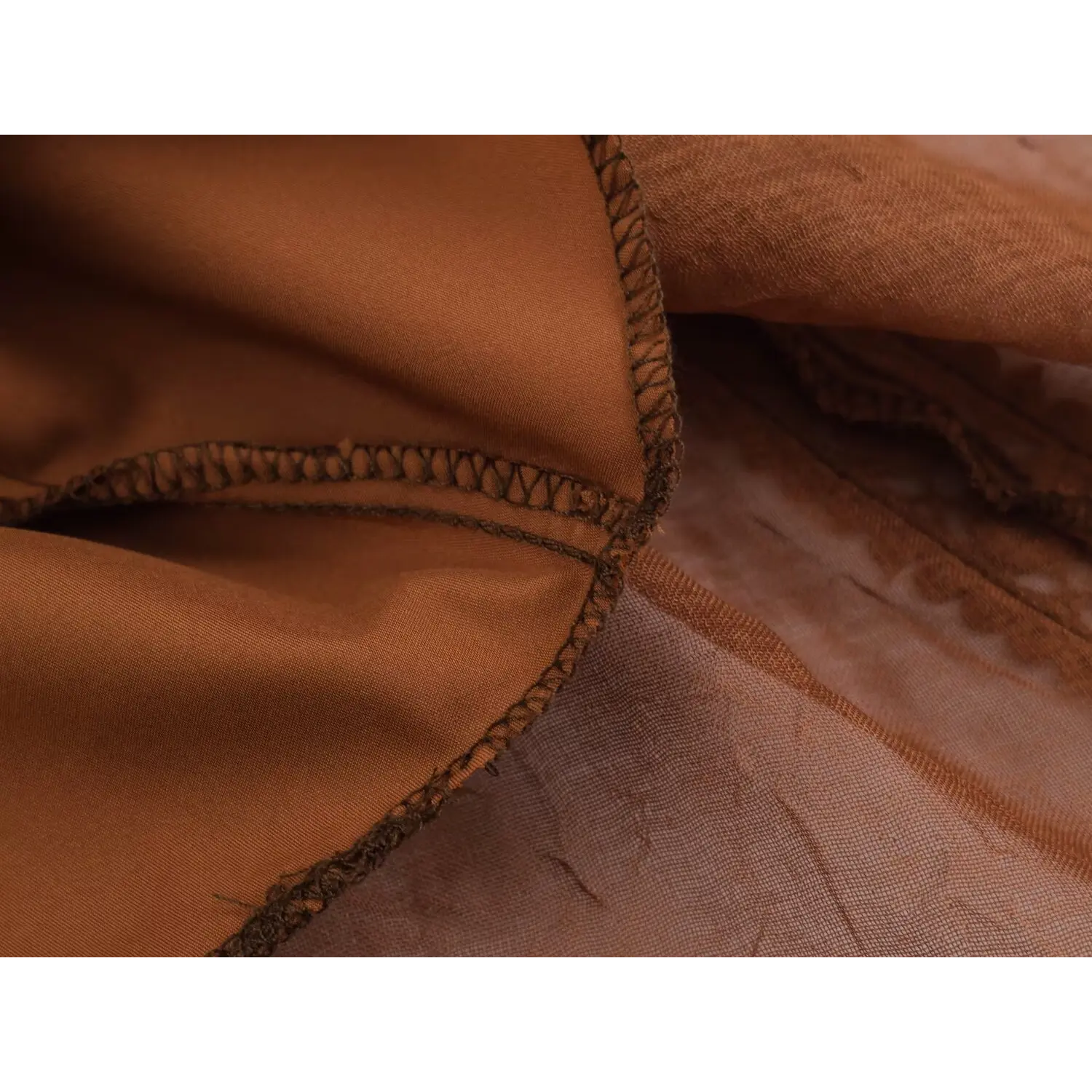 Skirt inner lining partial shot, solid coffee smooth anti-see-through lining, neat overlock stitching