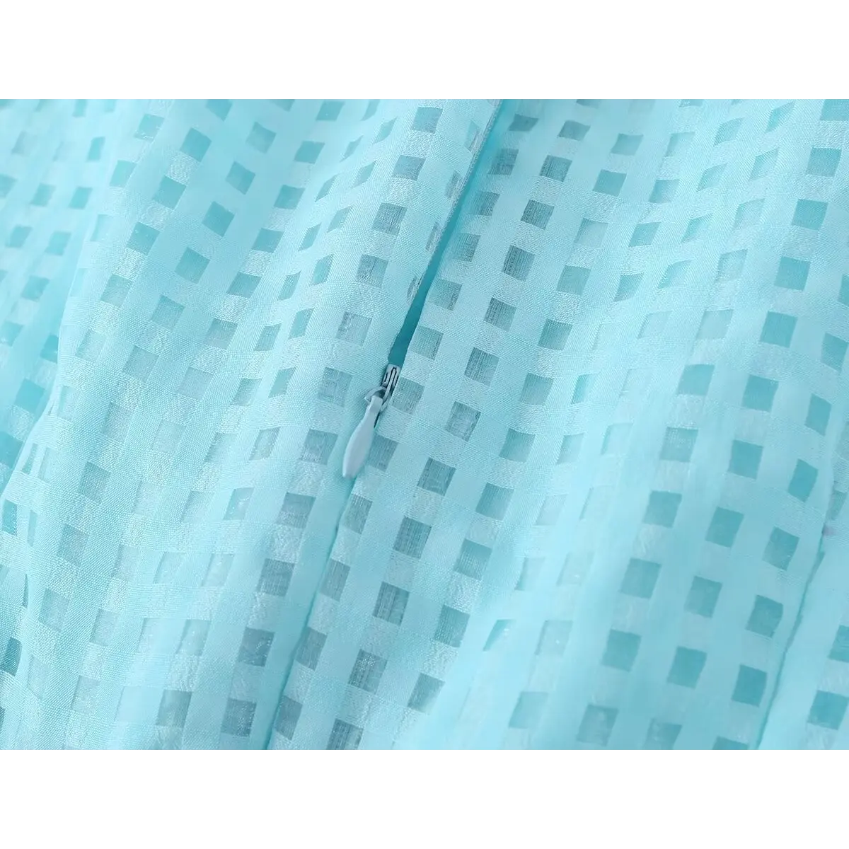 Close of hidden back zipper embedded inside square jacquard cloth