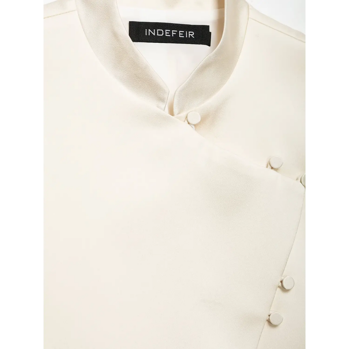 Close-up of inner label and collar