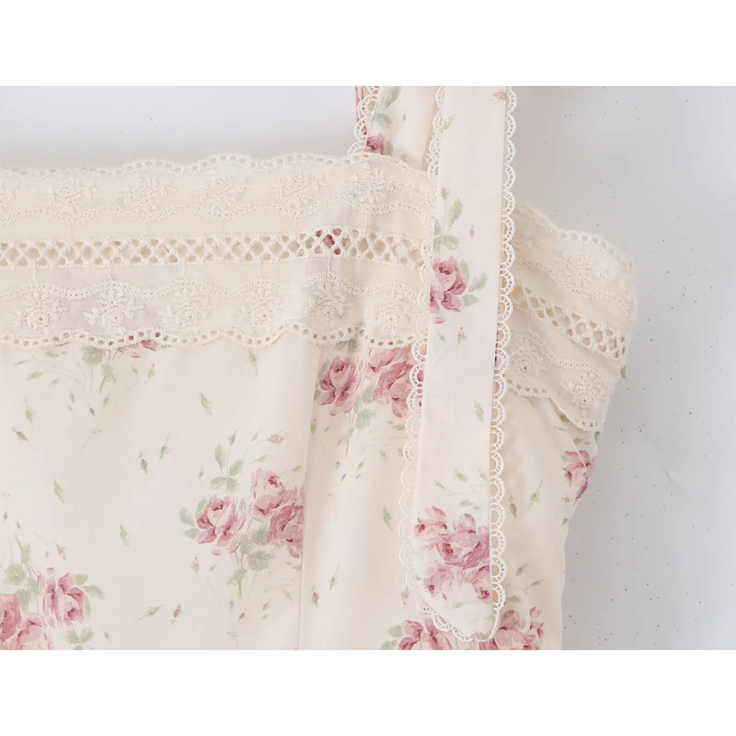 Bust partial shot square neck midi dress, two self-fabric bow tie straps fully edged with tiny scalloped lace, multi-layer hollow lace waist splicing, vintage scattered pink rose ditsy floral print