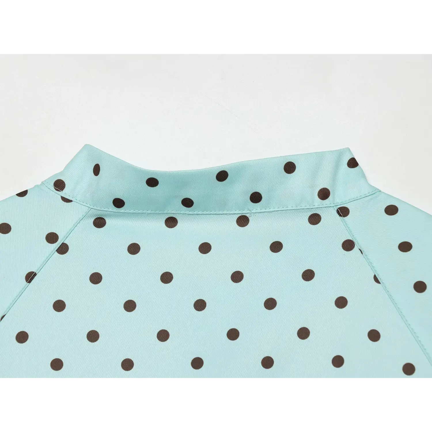 Rear neck closeup, continuous raglan diagonal shoulder seams shaping sleeve silhouette