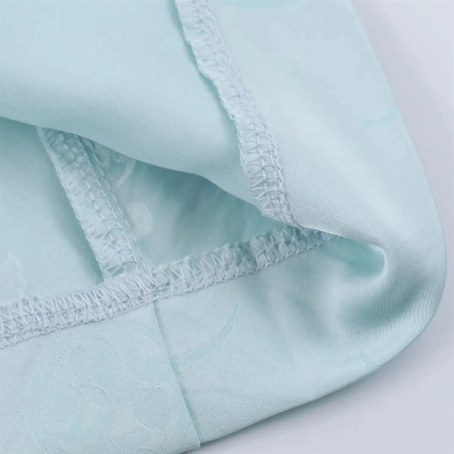 Skirt bottom hem inner partial shot, uniform white overlock stitching, lightweight jacquard woven lining fabric