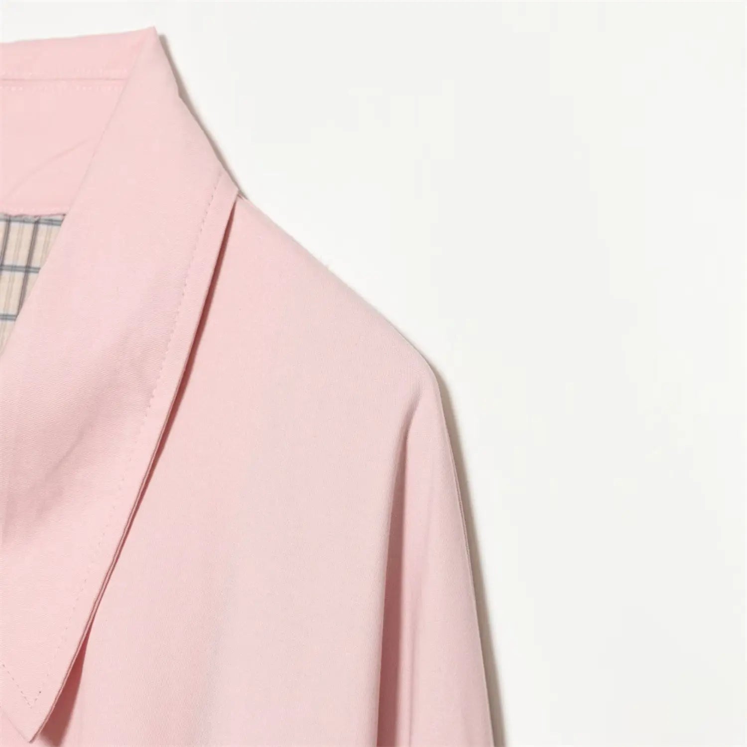 Shoulder and lapel stitching closeup light pink casual jacket