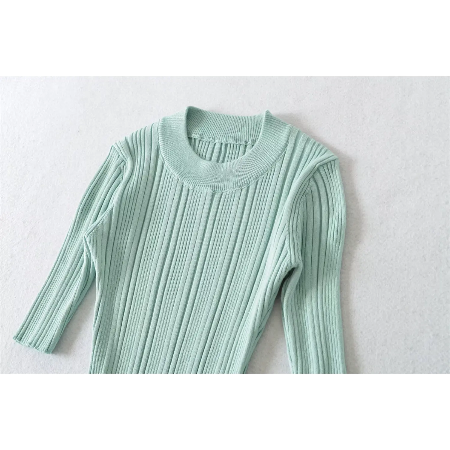 Shoulder & collar partial shot, mint ribbed mid sleeve knit top, show vertical rib fabric texture