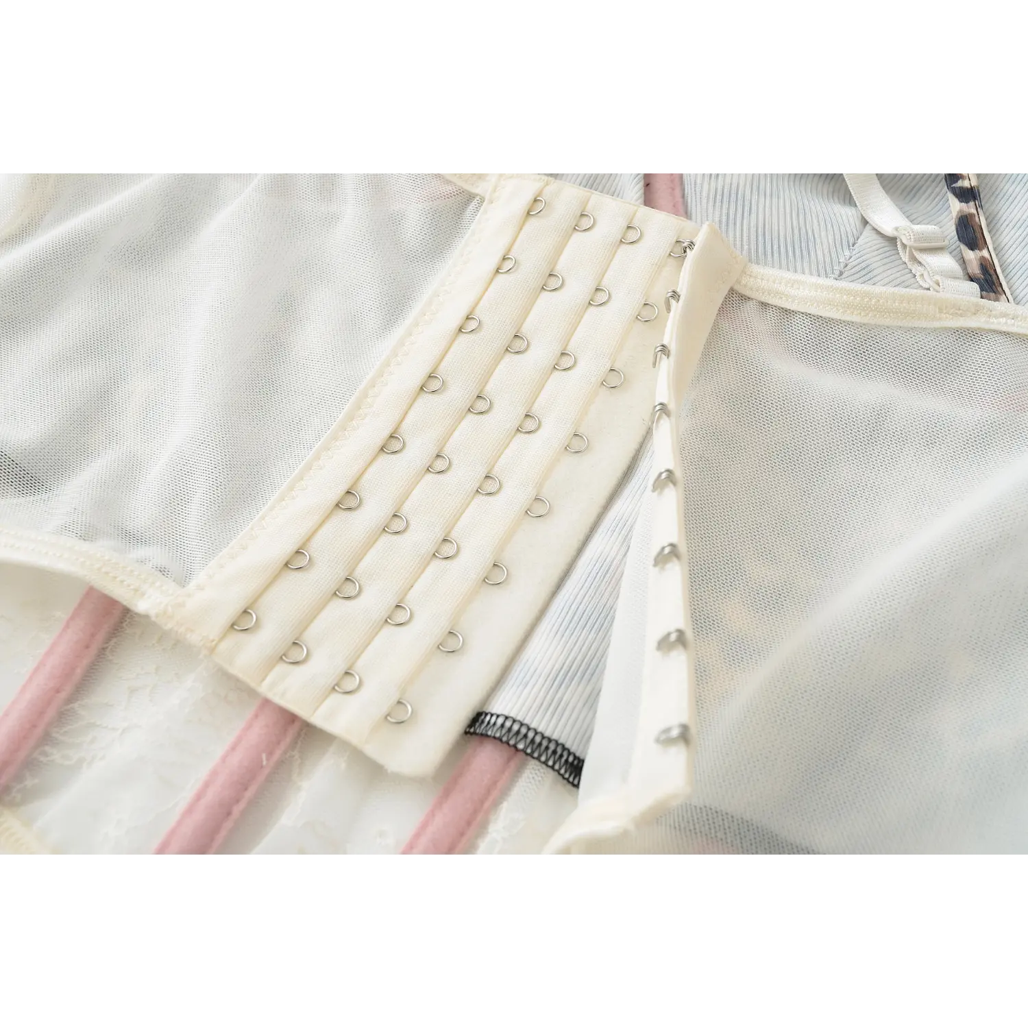 Multi-row adjustable hook back leopard corset macro flat shot, double parallel metal eyelet hook mesh base pink bone lining splicing detail white background