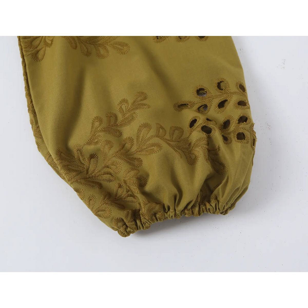 Close-up of elasticated balloon cuff