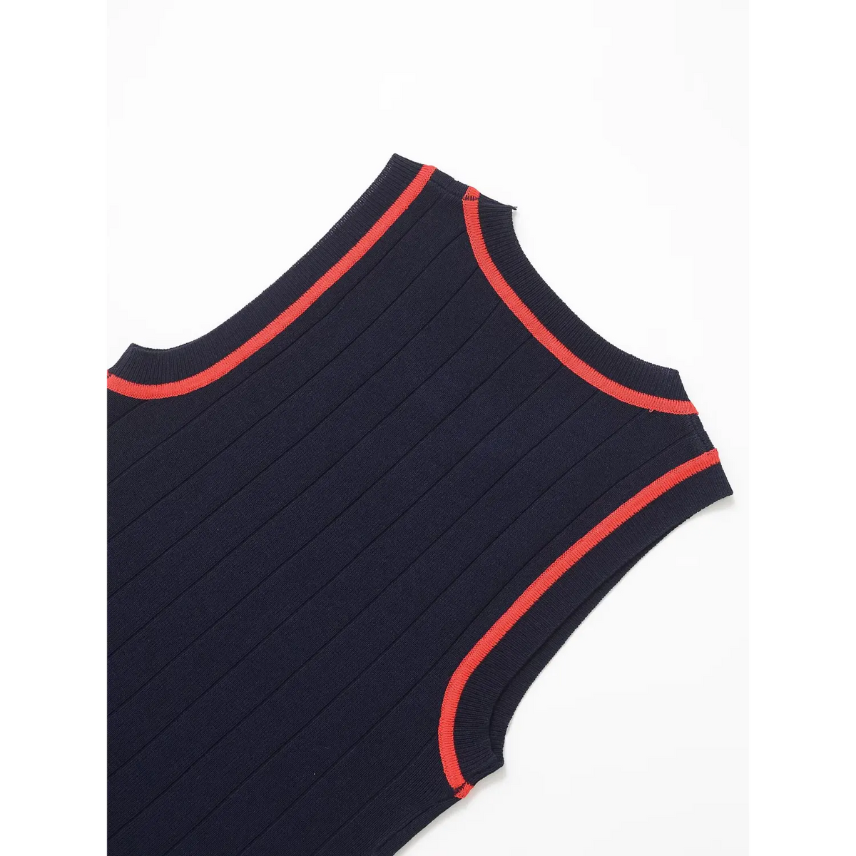 Close-up of neckline and armhole contrast trim