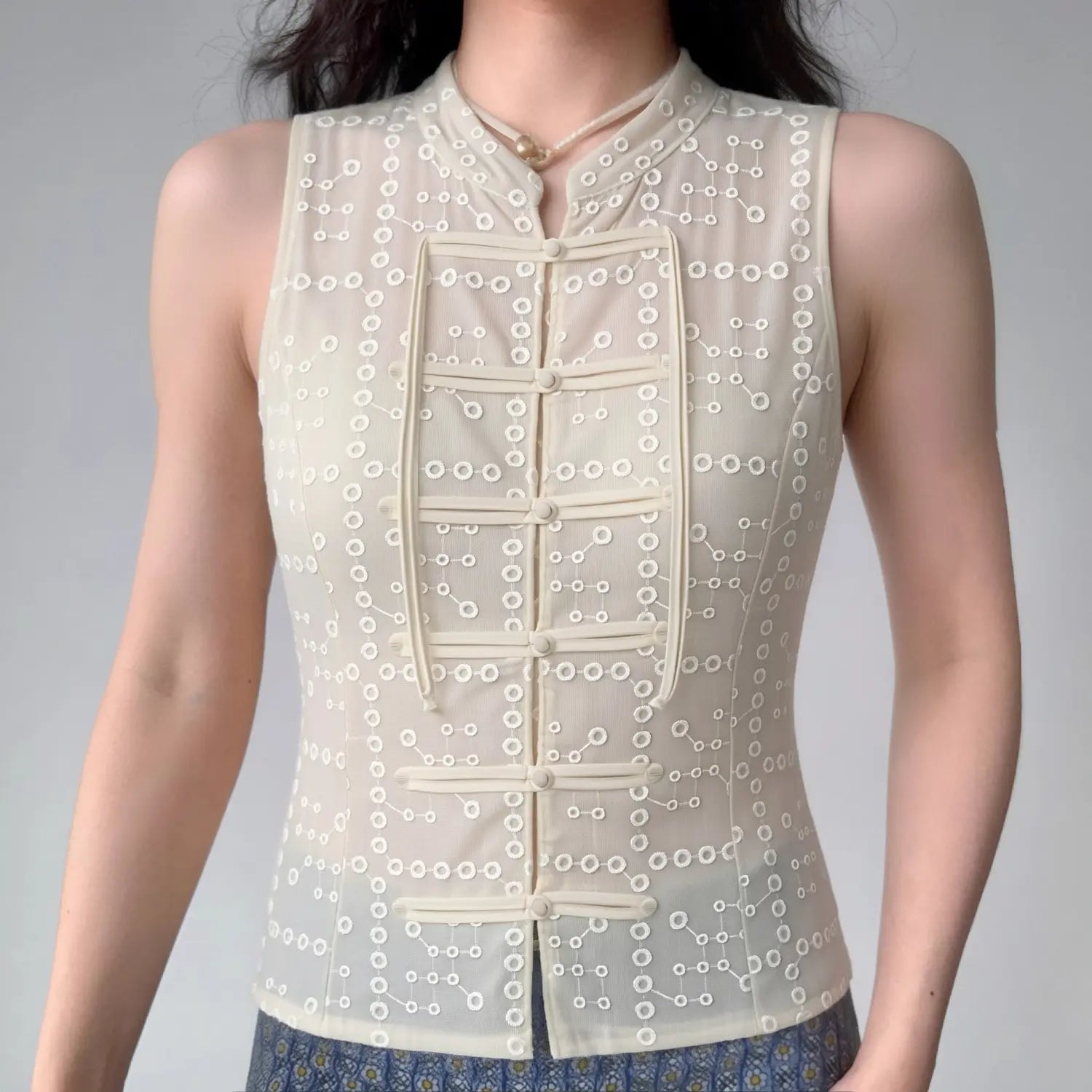 New Chinese cutout frog button waistcoat model wearing shot, stand collar flatter neck frog button shape waist vintage layering skirt daily outfit display