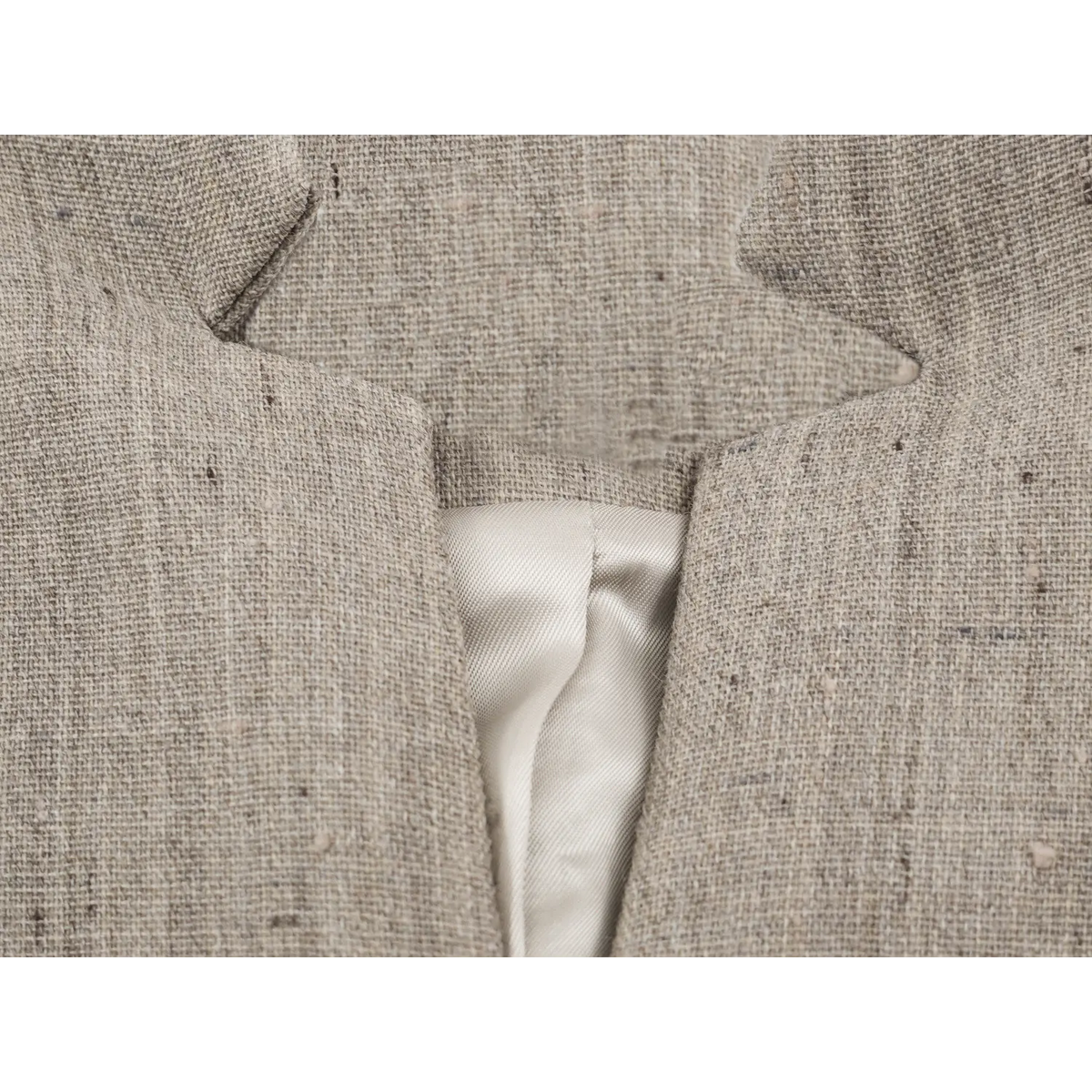 Close-up of collar and inner lining