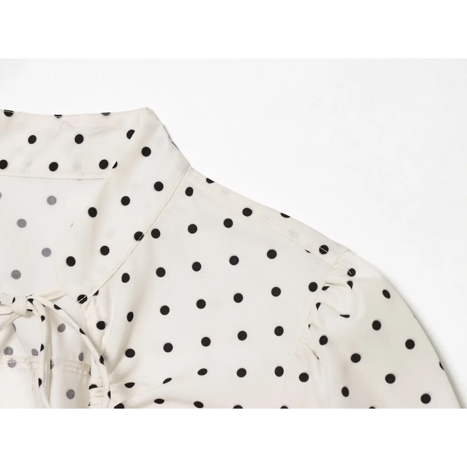 Shoulder closeup, puff short sleeve gathering stitching, mandarin stand collar construction