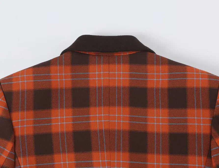 Close-up of back contrast dark brown lapel