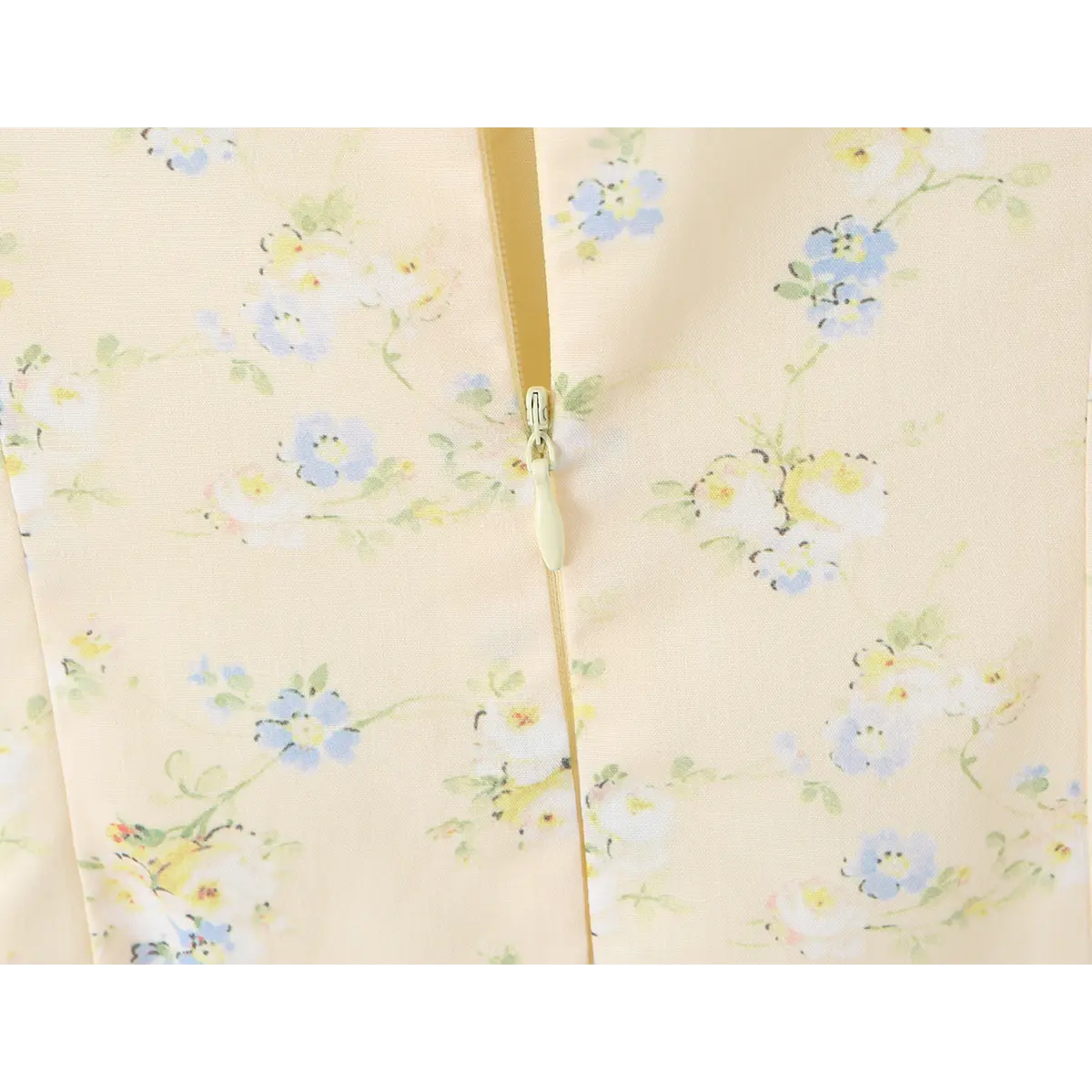  Close-up of the center-back zipper with a matching fabric pull tab